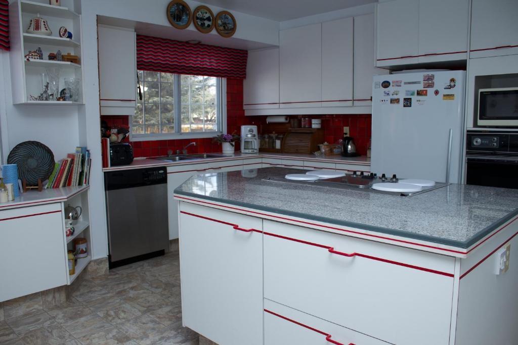 Cozy Nest Bed & Breakfast YYC Екстериор снимка