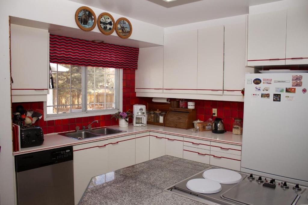 Cozy Nest Bed & Breakfast YYC Екстериор снимка